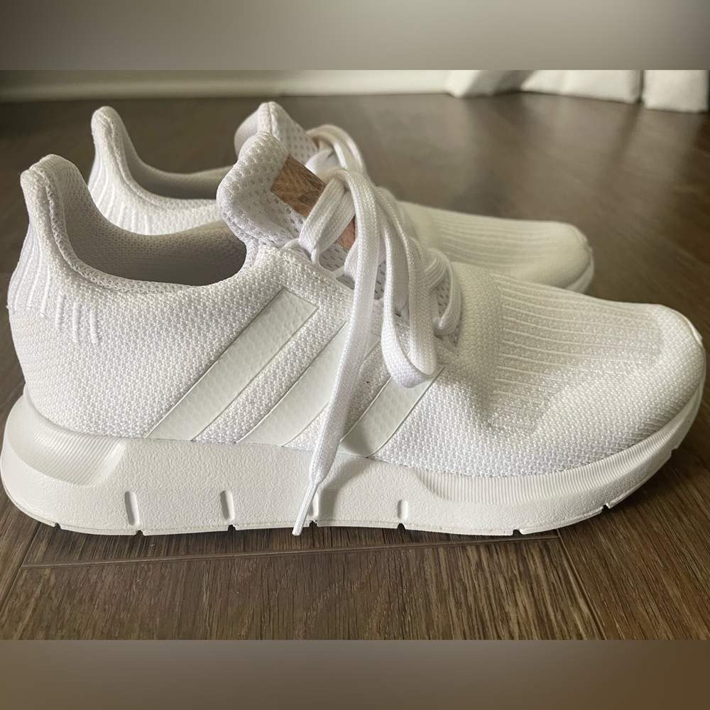 Women’s Adidas Swift Run Tennis Shoes Size 7.5 Like New Barely Worn